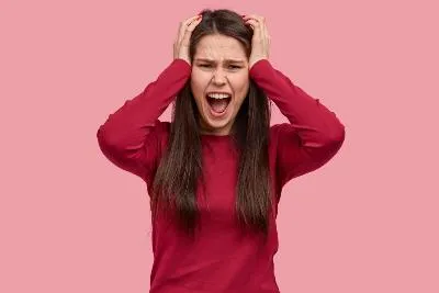 В своем глазу бревна не замечает, а в чужом соломинку видит.